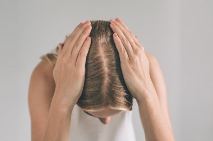 Saiba o que pode causar queda de cabelo